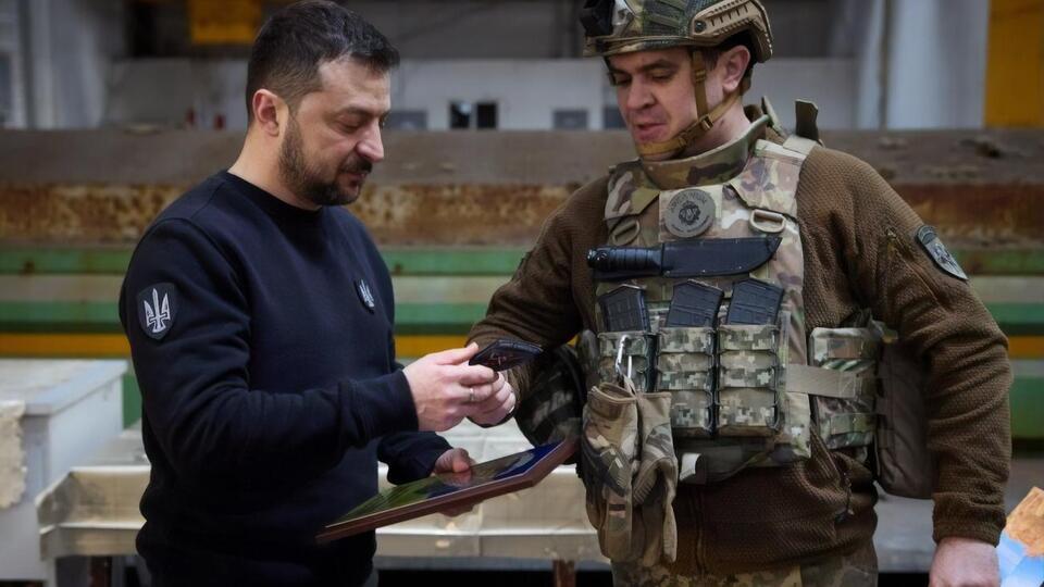Зеленський на фронті вручив нагороди українським захисникам