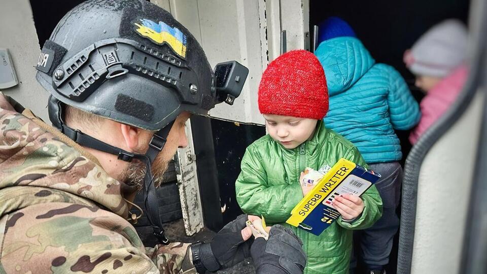 Екіпажі "Білих янголів" евакуювали із Нью-Йорка сім'ю, у якій виховують шістьох дітей віком від трьох до 19 років, зазначили в Нацполіції