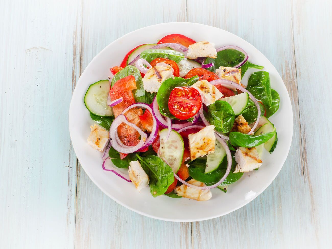 В салат необходимо добавить заправку из из&nbsp;лимонного сока, подсолнечного масла и соевого соуса