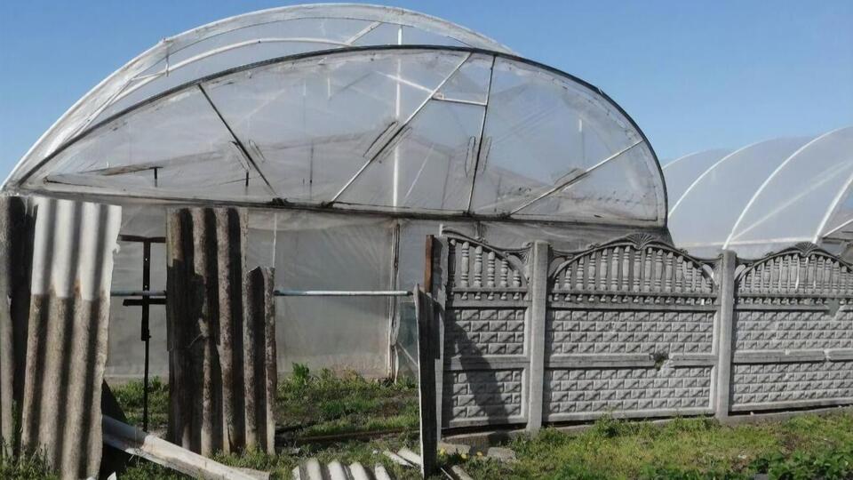 Обстрілами пошкоджено 10 парників