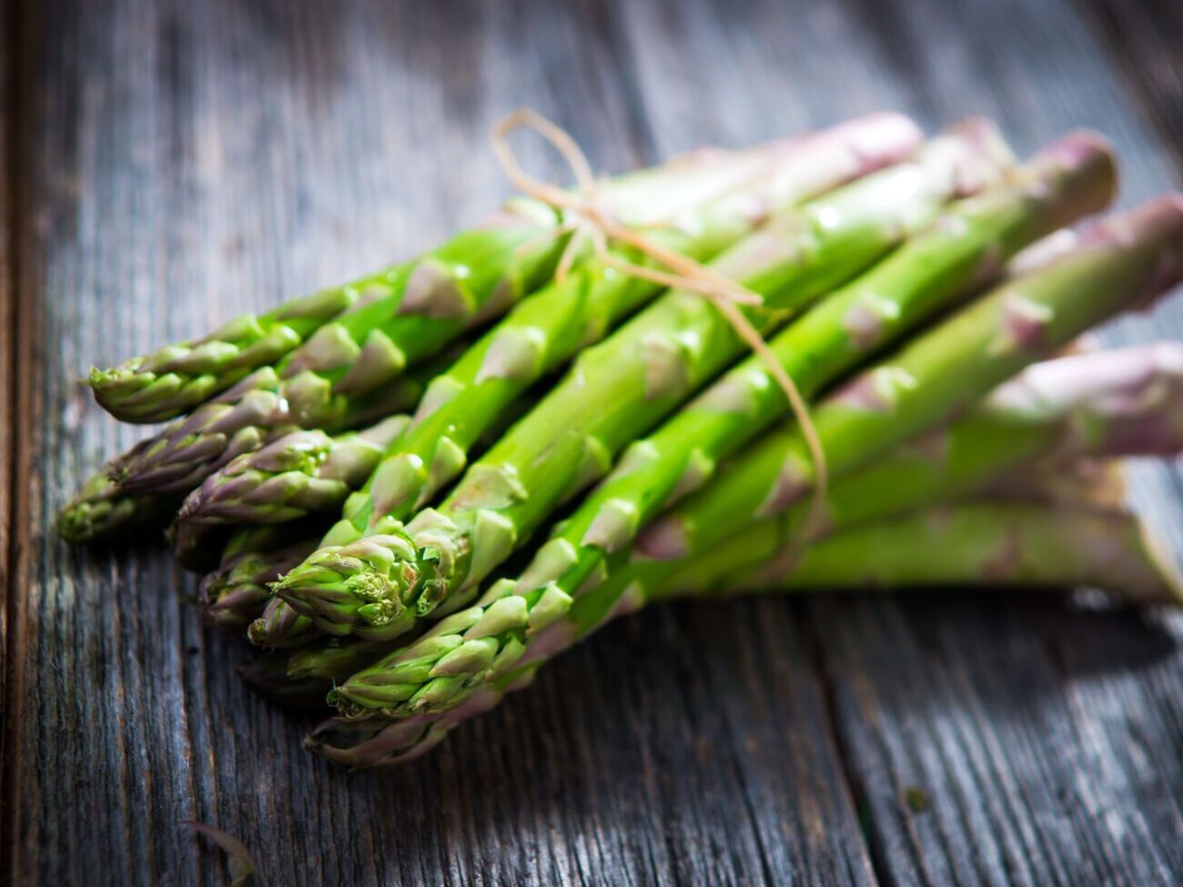Спаржу готують дуже швидко, тому під час приготування не можна відходити від плити