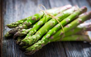 Спаржу готують дуже швидко, тому під час приготування не можна відходити від плити