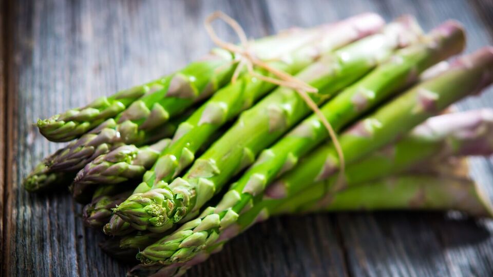 Спаржа готовится очень быстро, поэтому во время приготовления нельзя отходить от плиты