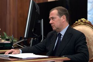 Медведев (на фото) взял оленя из золота и "не поморщился", рассказал Мурзагулов