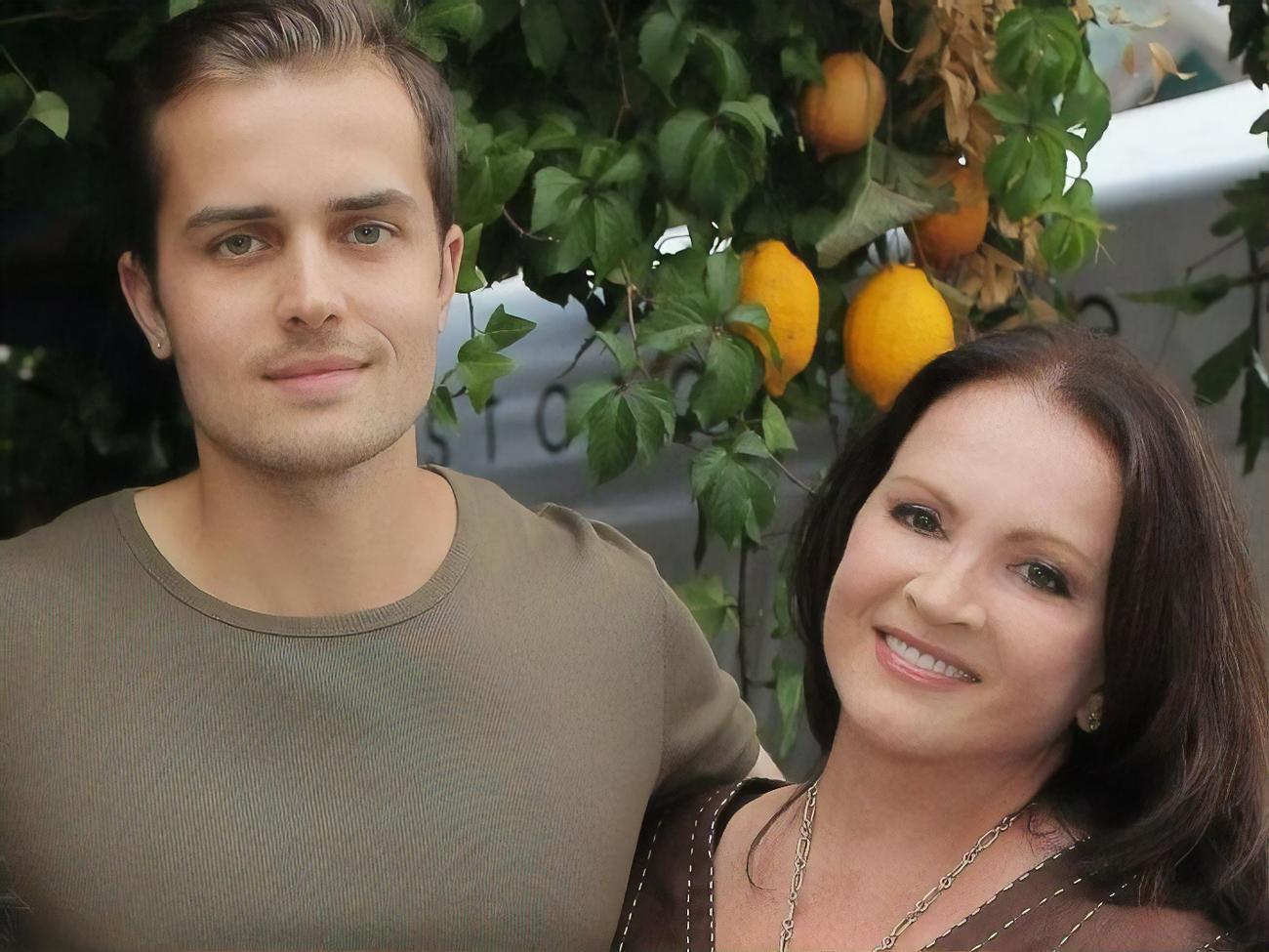 Ротару не коментує від'їзду онука за кордон під час воєнного стану