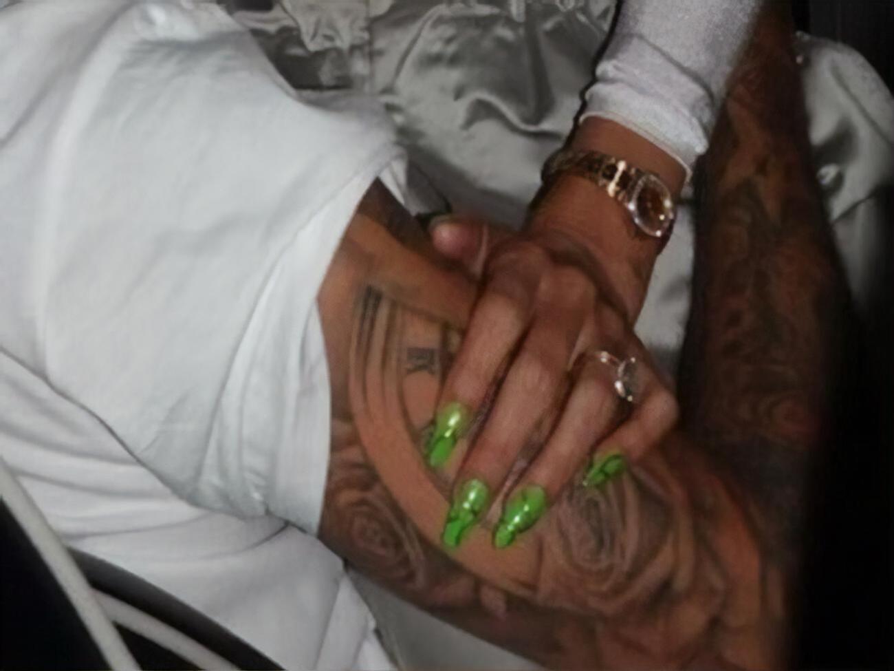 Бібер обрала яскравий манікюр