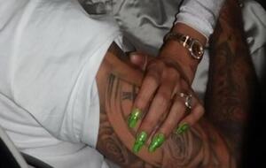 Бибер выбрала яркий маникюр