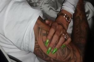 Бібер обрала яскравий манікюр