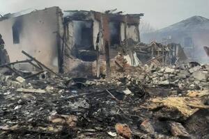 Разбор завалов на месте обстрела продолжается