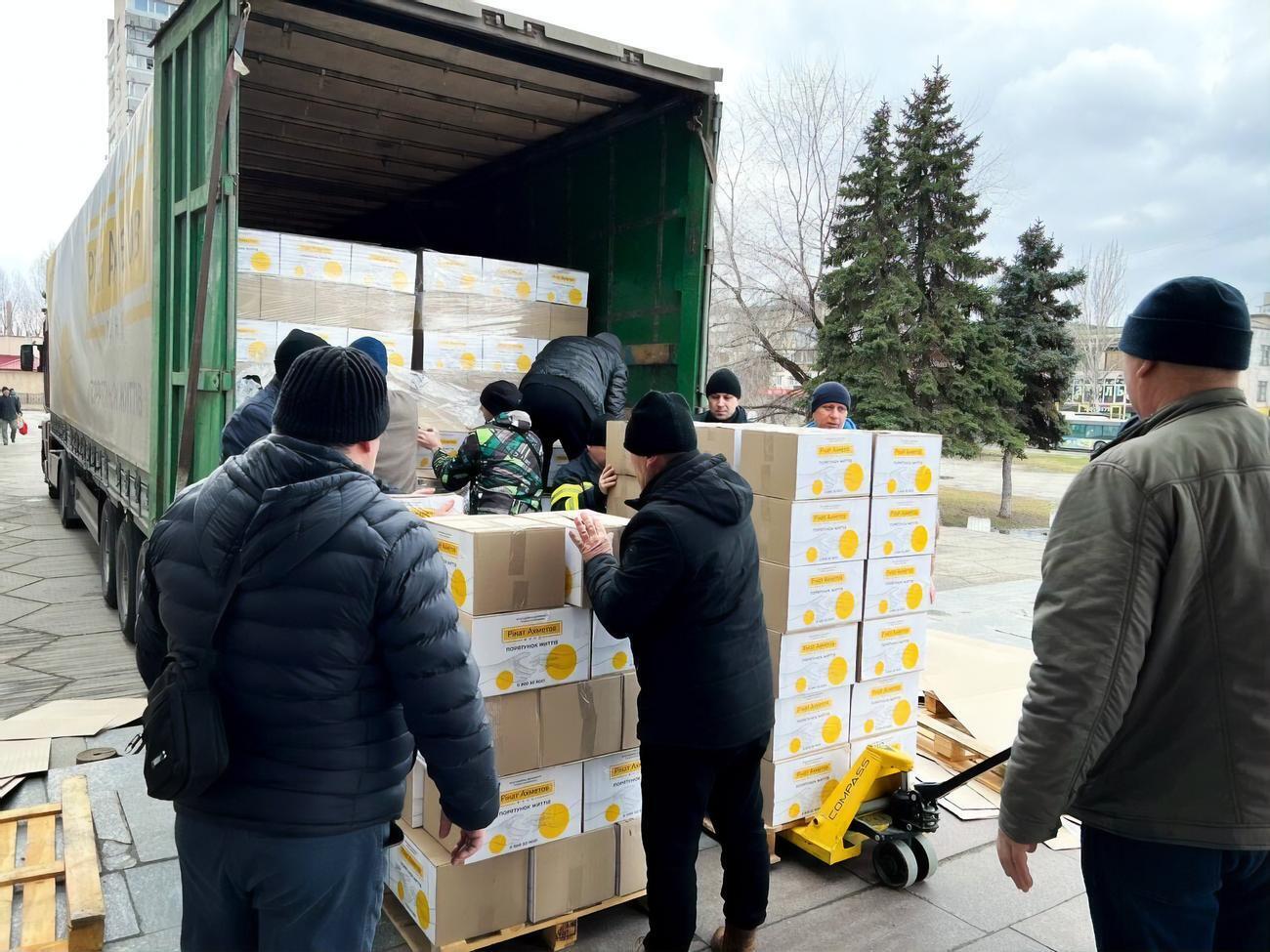 В целом Фонд Рината Ахметова передал около 600 тыс. продуктовых наборов