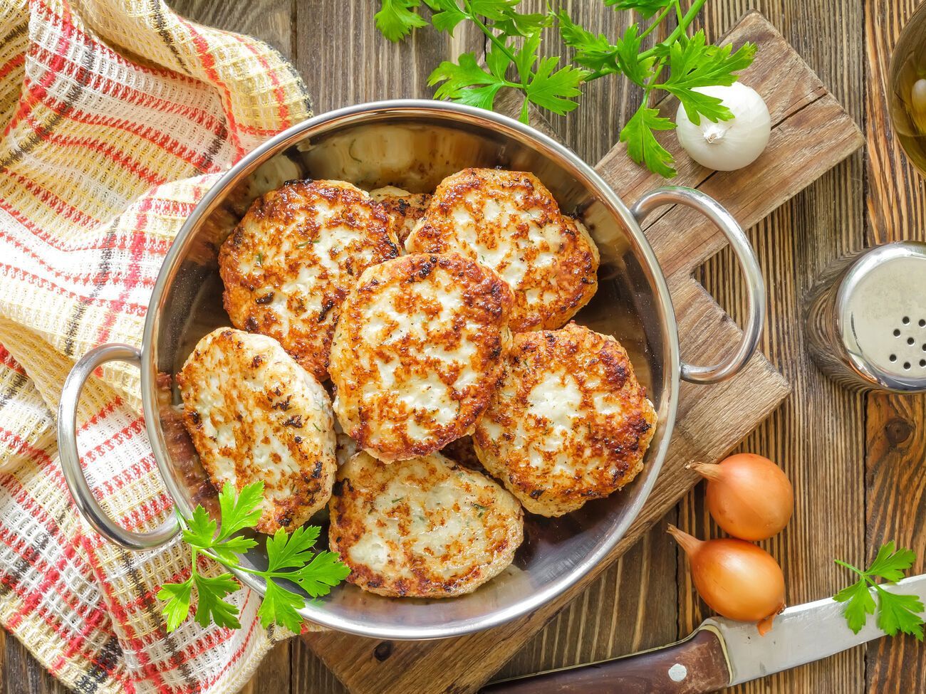 По словам эксперта, именно лук, добавленный в фарш, является королем сочности котлет