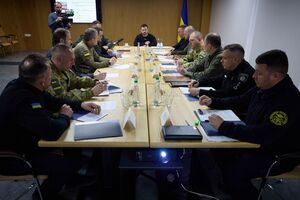 Зеленский (по центру) 19 апреля совершил рабочую поездку в Волынскую область