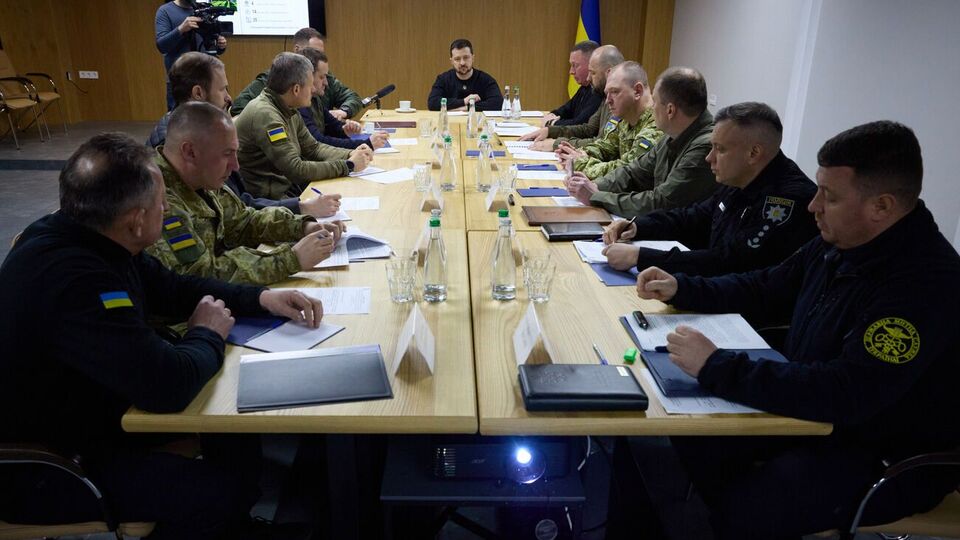 Зеленский (по центру) 19 апреля совершил рабочую поездку в Волынскую область