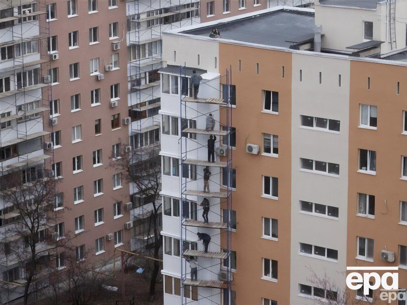Радник мера Маріуполя розповів, що окупанти "оновлюють" лише фасади пошкоджених будинків