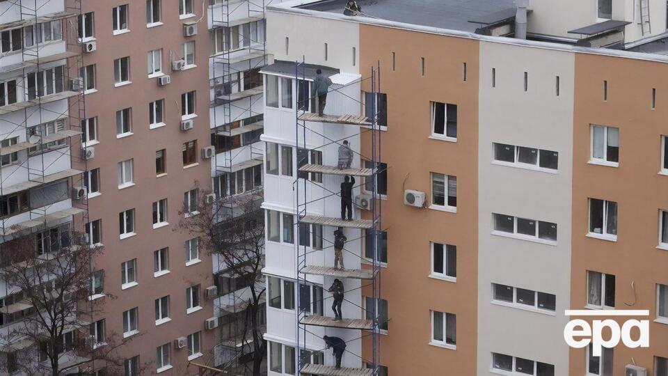 Радник мера Маріуполя розповів, що окупанти "оновлюють" лише фасади пошкоджених будинків