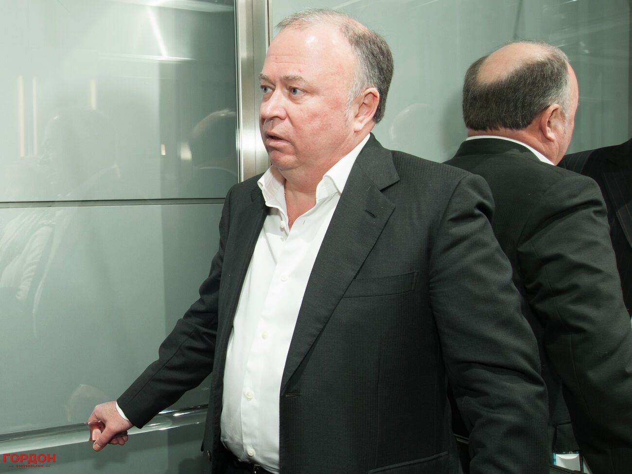 "Коммерсантъ" подчеркивает, что Караулов не зарегистрирован как предприниматель