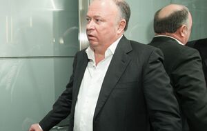 "Коммерсантъ" подчеркивает, что Караулов не зарегистрирован как предприниматель