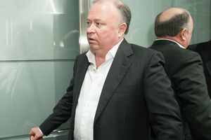 "Коммерсантъ" подчеркивает, что Караулов не зарегистрирован как предприниматель