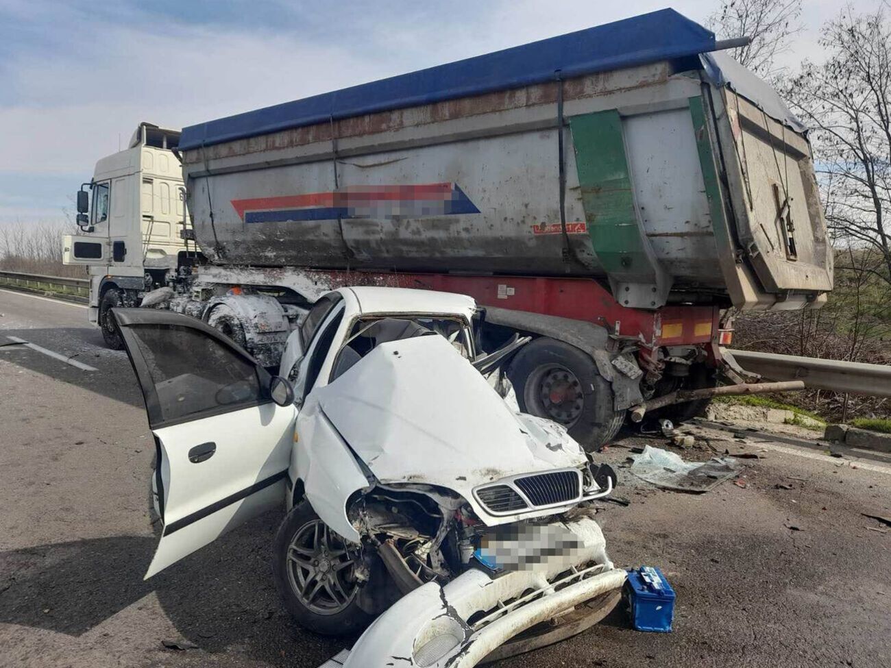 Водій легкового автомобіля зіткнувся з вантажівкою