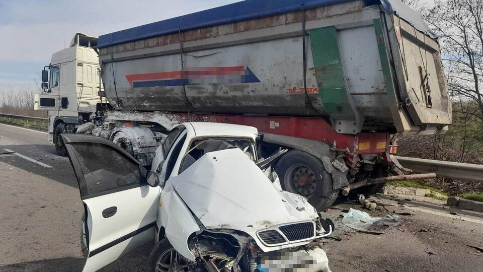 Водій легкового автомобіля зіткнувся з вантажівкою