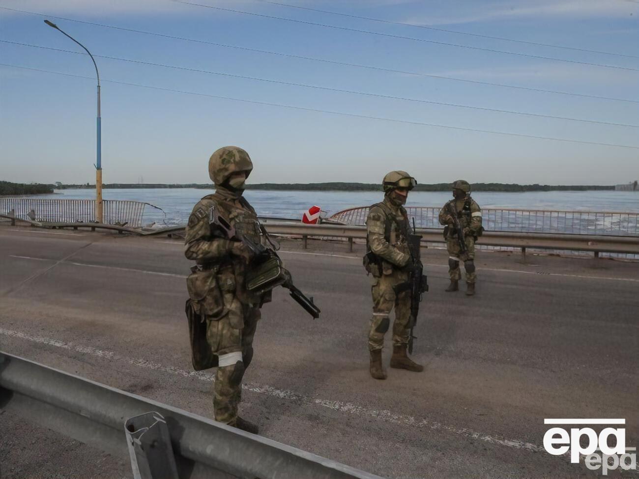 За даними Генштабу ЗСУ, окупанти активно проводять перевірки мобільних телефонів місцевих жителів