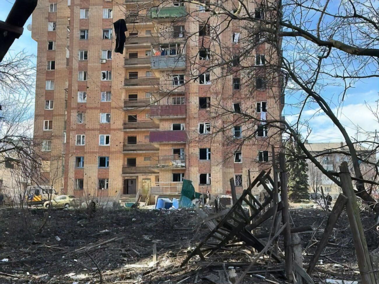 Унаслідок обстрілу пошкоджено багатоповерхівки та приватні житлові будинки