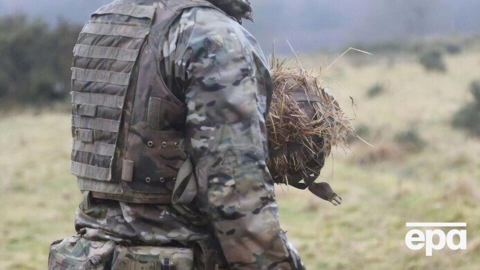 На занятиях военные изучают в числе прочего и маскировку