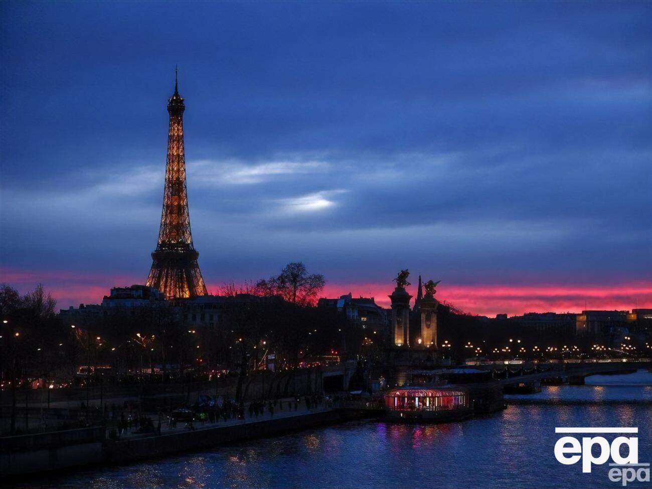 Висота оригінальної Ейфелевої вежі перевищує 300 метрів