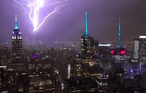Молнии в знаменитый небоскреб попадают часто