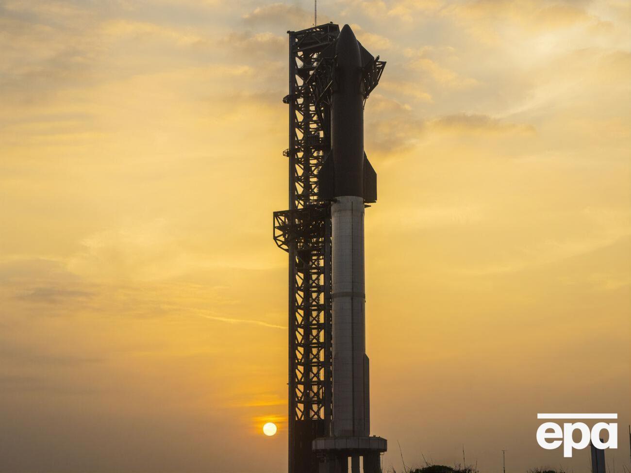 Маск (на передньому плані) зазначив, що команда SpaceX "багато чого навчилася" під час запуску