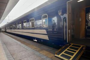 Починаючи із 24 лютого 2022-го з Покровська регулярно курсували винятково евакуаційні рейси