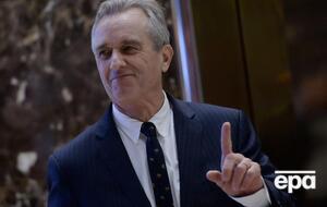 Кеннеді-молодший є племінником колишнього президента США Джона Кеннеді й сином колишнього генпрокурора США і вбитого у 1968 році кандидата в президенти Роберта Кеннеді