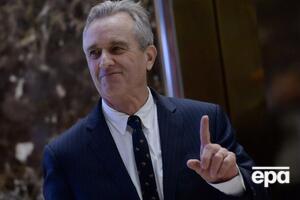 Кеннеди-младший является племянником бывшего президента США Джона Кеннеди и сыном бывшего генпрокурора США и убитого в 1968 году кандидата в президенты Роберта Кеннеди