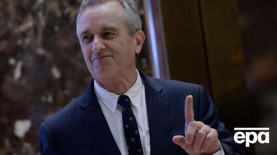 Кеннеді-молодший є племінником колишнього президента США Джона Кеннеді й сином колишнього генпрокурора США і вбитого у 1968 році кандидата в президенти Роберта Кеннеді