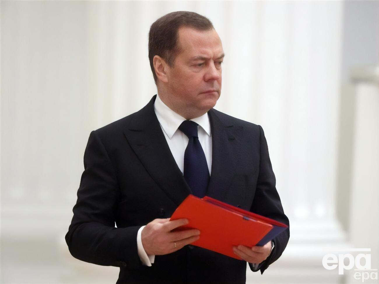 Медведев пригрозил Южной Корее поставками российского оружия КНДР