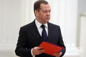 Медведев пригрозил Южной Корее поставками российского оружия КНДР