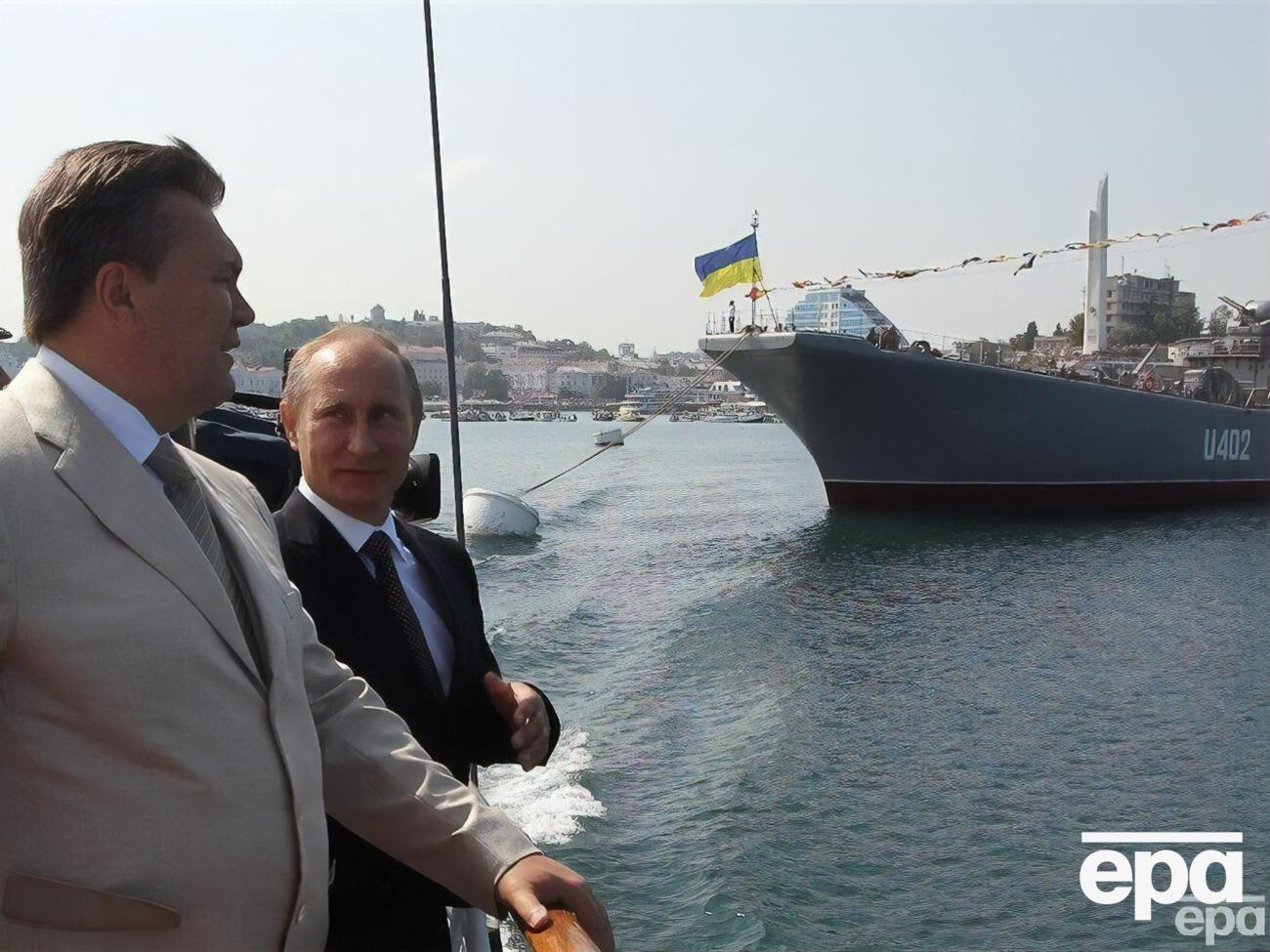 Янукович (на фото слева) подписал Харьковские соглашения в апреле 2010 года