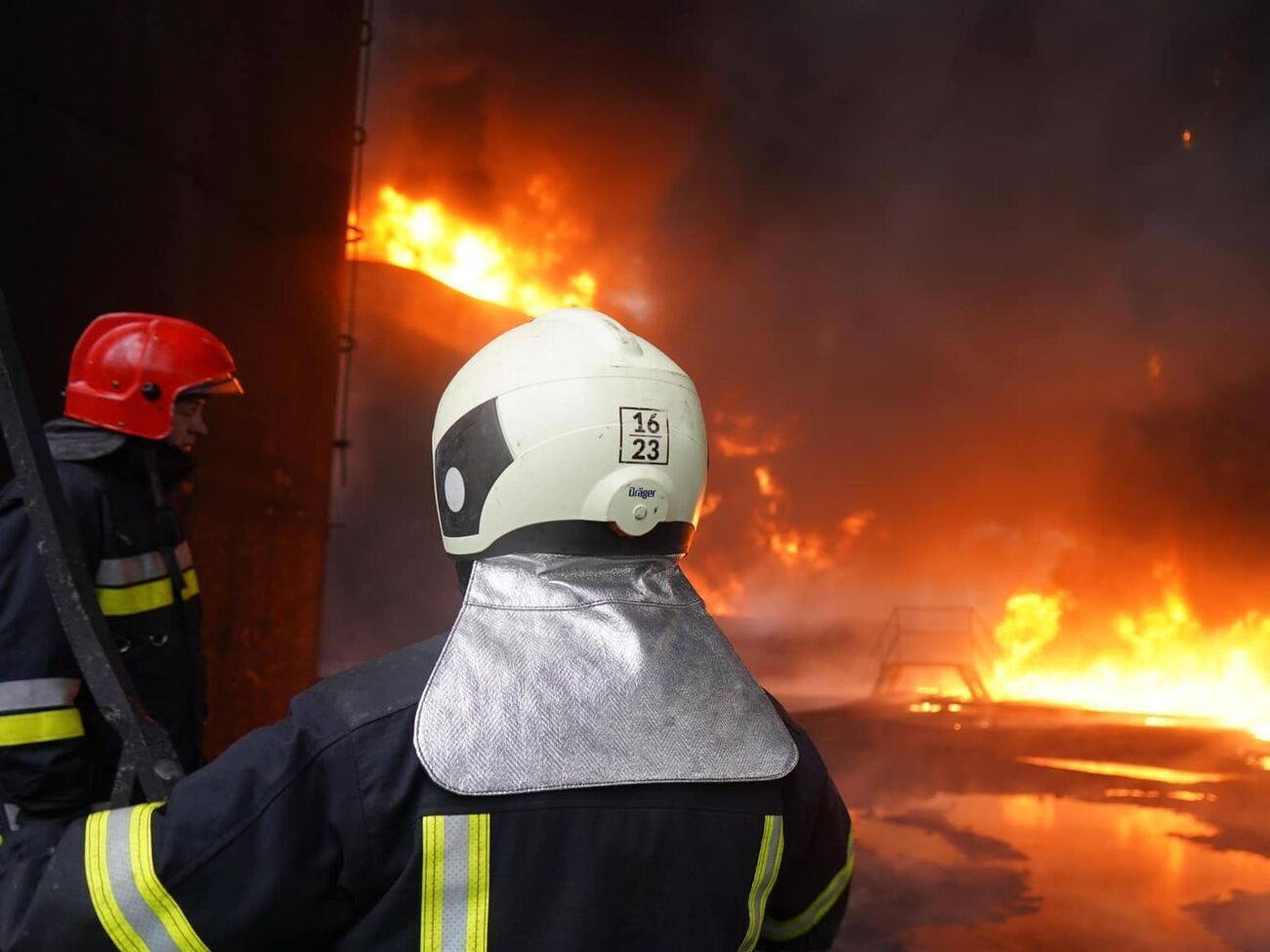 Пожежі в Полтавській та Вінницькій областях після влучання дронів цієї ночі гасило понад 150 рятувальників