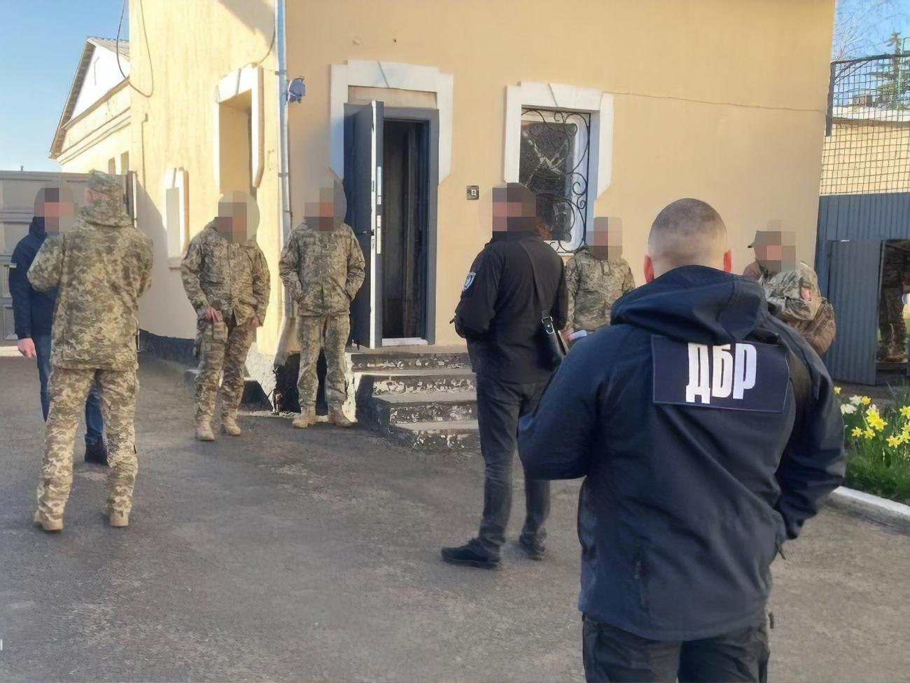 Замкомандира части, по данным ГБР, платил "боевые" дочери и бывшей жене