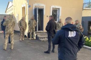 Заступник командира частини, за даними ДБР, платив "бойові" доньці й колишній дружині