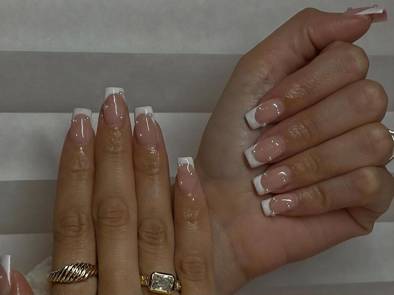 Для французского маникюра можно использовать прозрачную базу