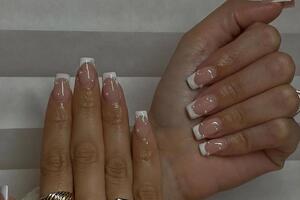 Для французского маникюра можно использовать прозрачную базу