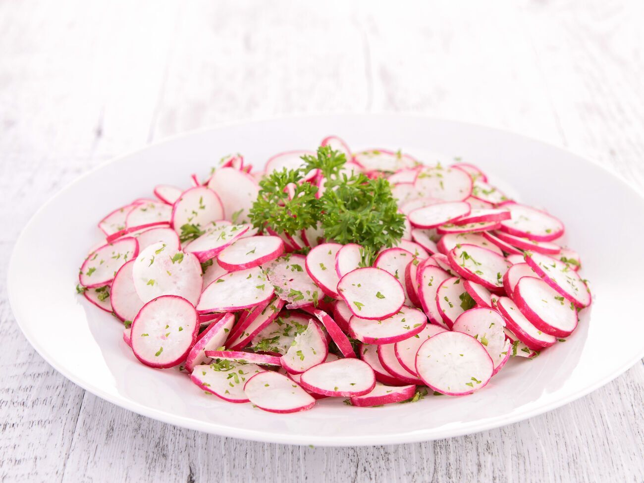 Клопотенко зазначив, що цей салат дуже швидко пускає сік, тому солити, перчити й заправляти його необхідно перед подаванням на стіл