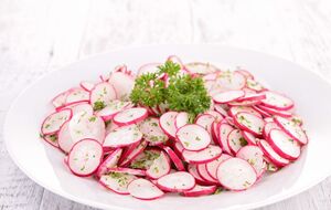 Клопотенко отметил, что этот салат очень быстро пускает сок, поэтому солить, перчить и заправлять его необходимо перед подачей на стол