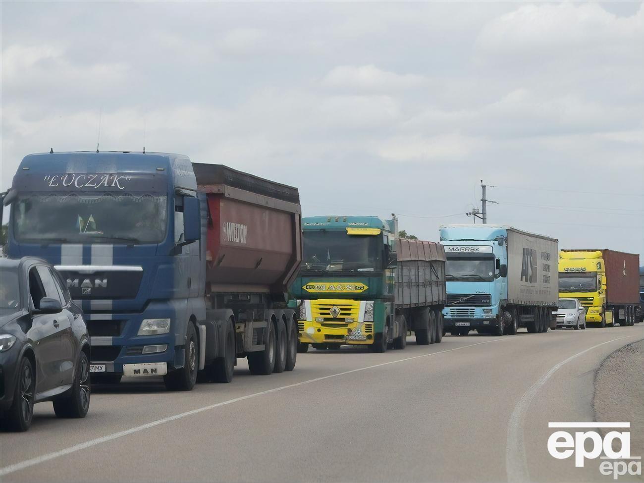 Польські митники охороняють українські вантажівки від кордону до кордону