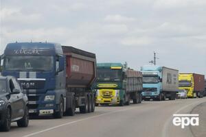 Польські митники охороняють українські вантажівки від кордону до кордону