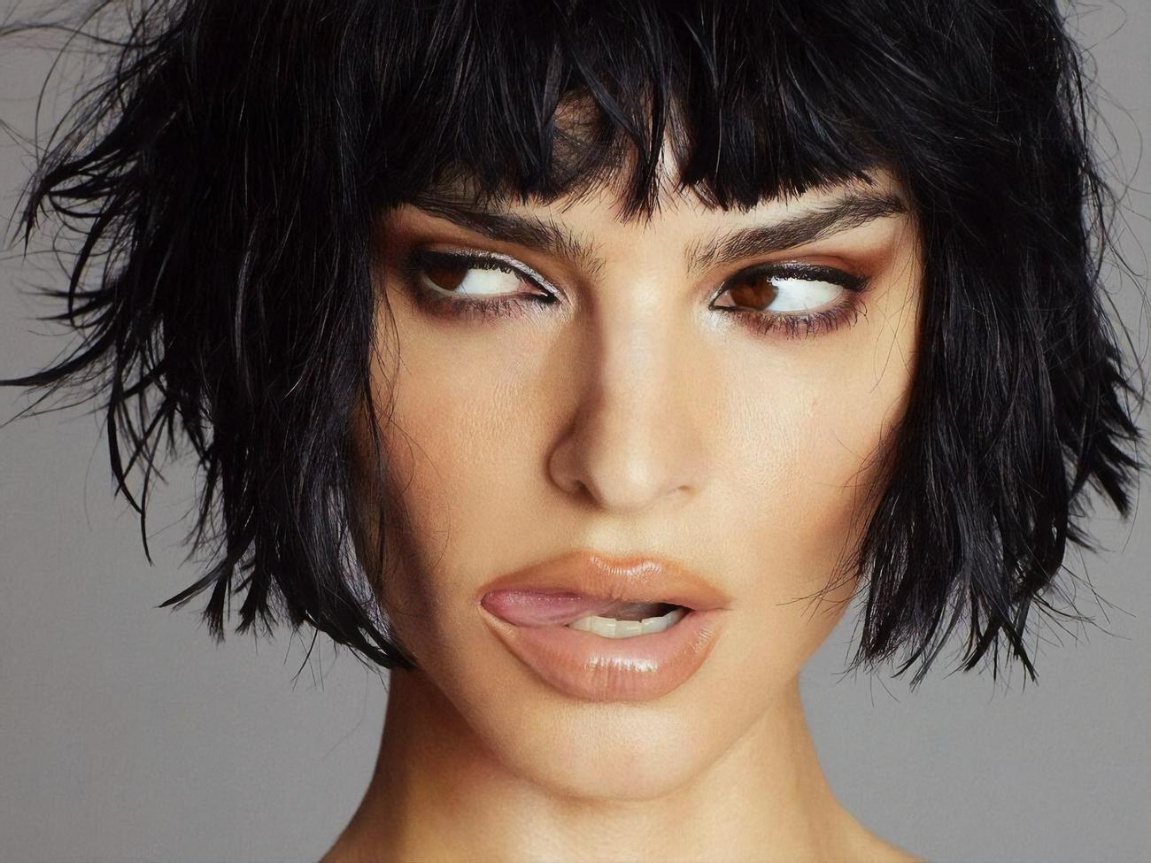 Ратаковски показала летние образы для пляжа