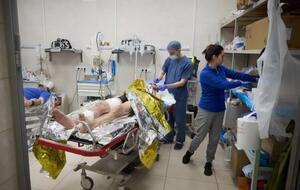 Раненых военнослужащих можно представить к лечению за границей через командование медицинских сил Украины