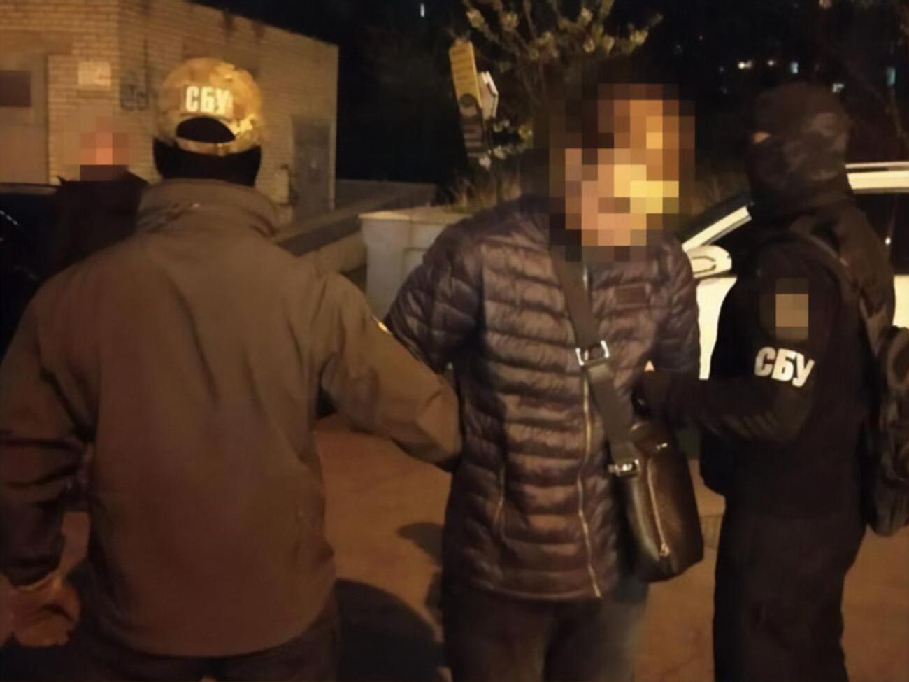 По данным СБУ, подозреваемый разведывал места дислокации складов с боеприпасами и горюче-смазочными материалами ВСУ