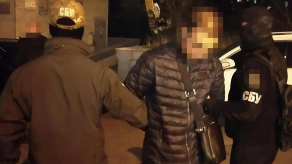 По данным СБУ, подозреваемый разведывал места дислокации складов с боеприпасами и горюче-смазочными материалами ВСУ